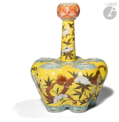 CHINE - Fin XIXe siècle Vase pique-fleurs, le col en gousse d'ail formant fleur de lotus, en