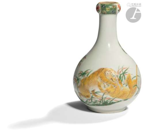 CHINE - Fin XIXe siècle Vase à col en gousse d'ail en porcelaine blanche émaillée polychrome dans le