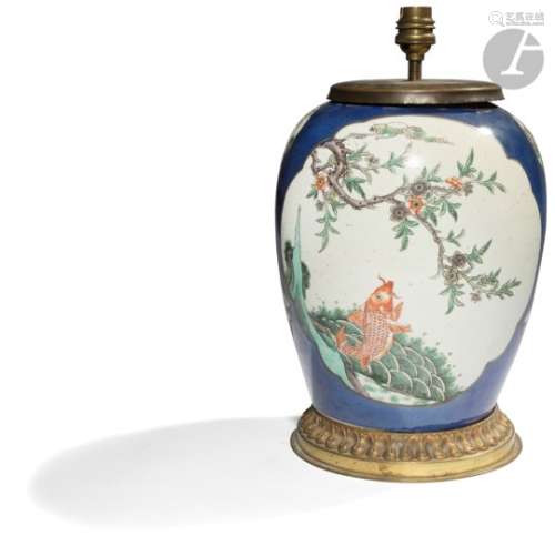CHINE - Fin XIXe siècle Vase en porcelaine blanche à décor polychrome en bleu et or et émaux de la