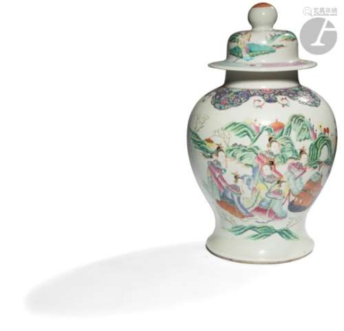 CHINE - Fin XIXe siècle Potiche couverte balustre en porcelaine émaillée polychrome dans le style de