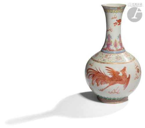 CHINE - Début XXe siècle Vase à panse sphérique et col ouvert en porcelaine émaillée polychrome,