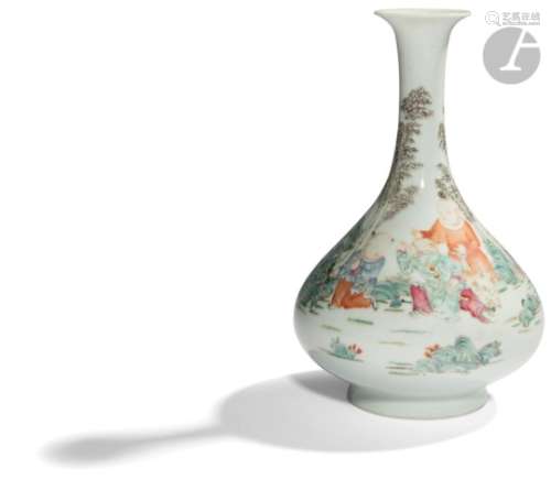 CHINE - Époque de la République - MINGUO (1912 - 1949) Vase bouteille en porcelaine blanche émaillée