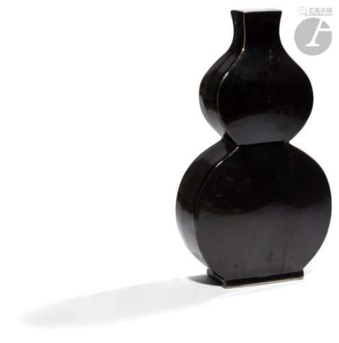CHINE - XXe siècle Vase double gourde aplati à col ouvert en porcelaine émaillée noire. H. 42 cm