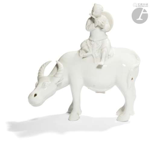 CHINE - XXe siècle Statuette en porcelaine blanche, La Yuesheng jouant de la flûte assis sur son