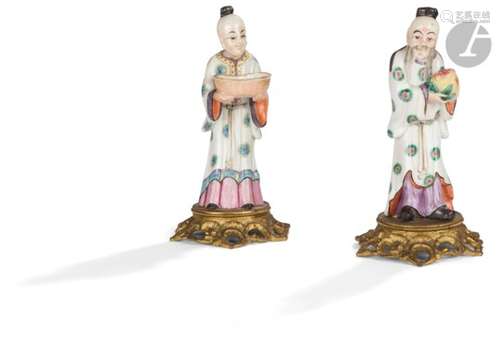 CHINE - XXe siècle Deux statuettes en porcelaine émaillée polychrome d'immortels debout l'un