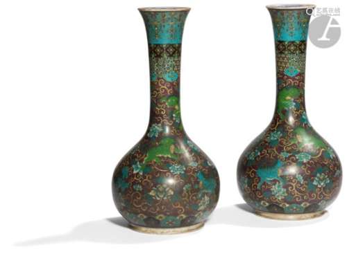 JAPON - XIXe siècle Paire de vases bouteille en porcelaine émaillée polychrome sur fond aubergine de
