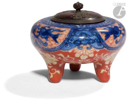 JAPON - Fin XIXe siècle Petit brûle-parfum tripode en porcelaine émaillée en bleu sous couverte et
