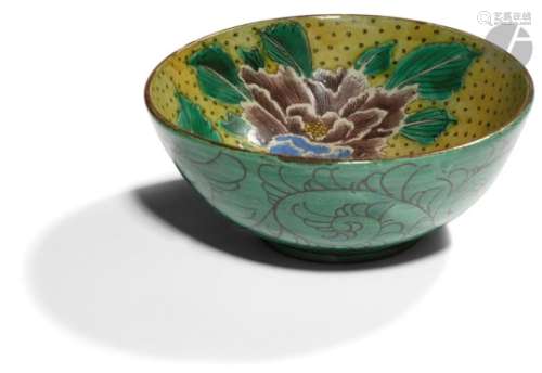 JAPON, Fours de Kutani - Époque MEIJI (1868 - 1912) Bol en porcelaine émaillée en vert, jaune,