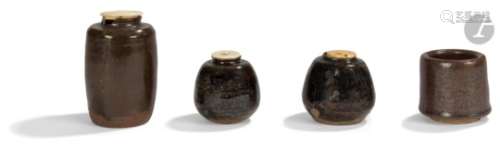 JAPON - Époque EDO (1603 - 1868) Ensemble comprenant : - Quatre chaïre en grès émaillé, dont un avec