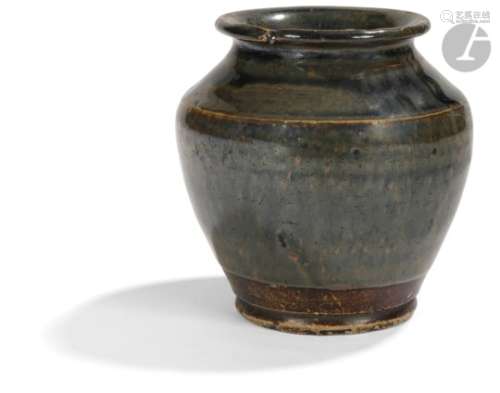 JAPON - XIXe siècle Petit vase balustre en grès émaillé brun noir. H. 10,5 cm