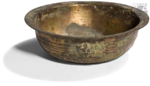 CHINE - Epoque HAN (206 av. JC - 220 ap. JC) Bol en bronze à traces de dorure à bordure évasée, la