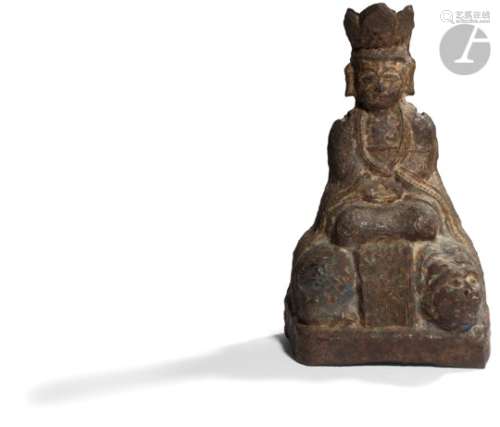 CHINE - Époque MING (1368 - 1644) Statuette en fonte de fer de guanyin assise en padmasana les mains