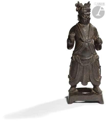 CHINE - Époque MING (1368 - 1644) Statuette en fonte de fer de gardien debout (Manque épée et