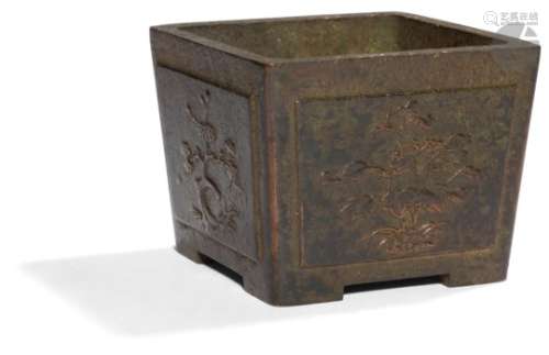 CHINE - XVIIe siècle Cache-pot quadripode en bronze à patine brune de forme rectangulaire à décor