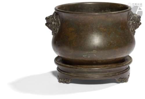 CHINE - XVIIIe siècle Brûle-parfum en bronze à patine brune à décor finement ciselé de têtes de