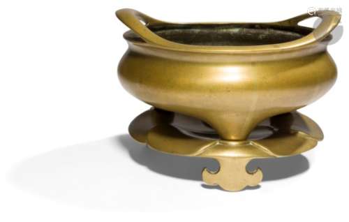 CHINE - XIXe siècle Brûle-parfum en bronze dépatiné tripode à deux anses sur socle tripode en