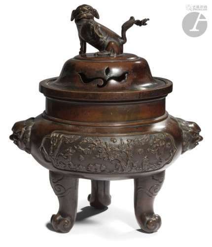 CHINE - XIXe siècle Brûle-parfum tripode en bronze à patine brune à décor sur la panse de panneaux