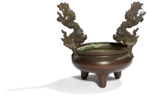 CHINE - XIXe siècle Brûle-parfum tripode en bronze à patine brune, les deux anses formant dragon