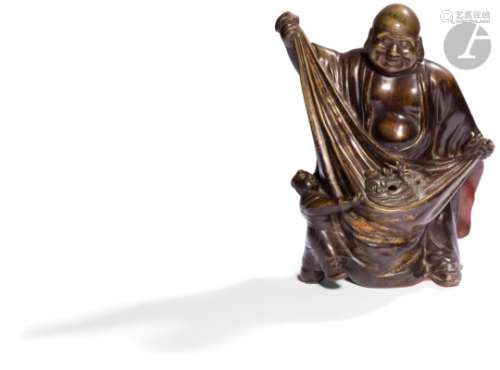 CHINE - XIXe siècle Statuette en bronze à patine brune d'Hotei souriant debout tirant sur son sac