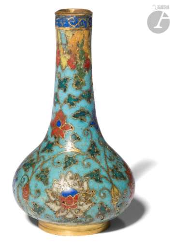 CHINE - XIXe siècle Petit vase piriforme en bronze et émaux cloisonnés polychromes sur fond bleu