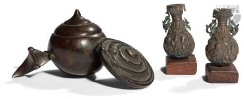 CHINE - XIXe / XXe siècle Paire de petits vases bouteille miniatures en cuivre et plumes de martin-