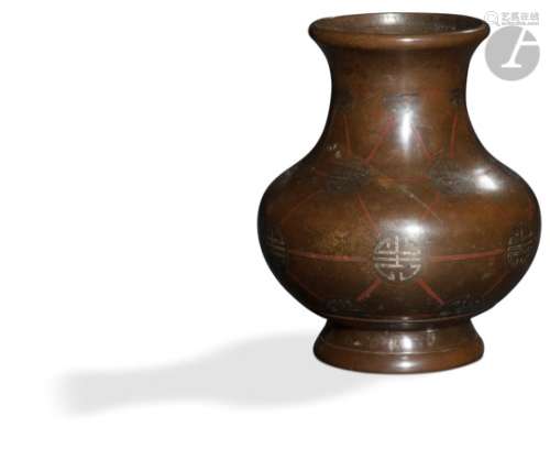 INDOCHINE - Vers 1900 Vase à panse basse sur piédouche en bronze à patine brune à décor incrusté