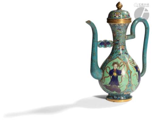 CHINE - Vers 1900 Aiguière en bronze et émaux cloisonnés polychromes sur fond bleu turquoise, à