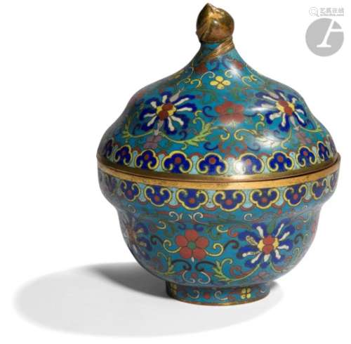 CHINE Coupe couverte en bronze et émaux cloisonnés polychromes sur fond bleu turquoise à décor de