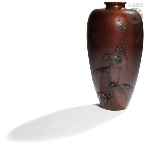 JAPON - Époque MEIJI (1868 - 1912) Vase en bronze rétrécissant vers le bas, à décor en relief d'un