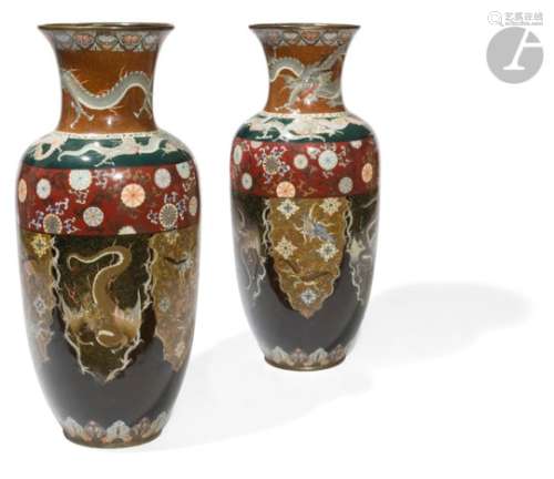 JAPON - Vers 1900 Paire de grands vases balustres en cuivre émaillé polychrome en vert et rouge