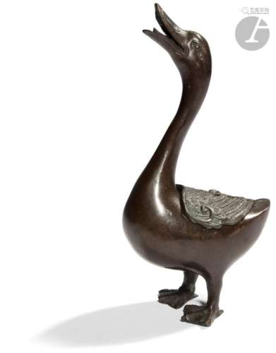 JAPON - Vers 1900 Petit brûle-parfum en bronze à patine brune, canard debout la tête levée. H. 17,
