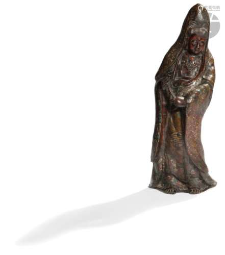 JAPON - Vers 1900 Statuette de Kannon debout en bronze à patine brune et émaux cloisonnés