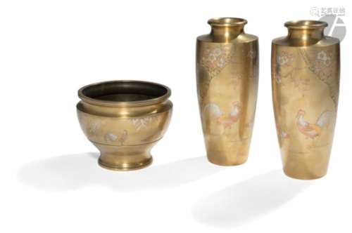 JAPON - Vers 1900 Ensemble comprenant une paire de vases et un pot sur piédouche en bronze