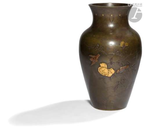 JAPON - Vers 1900 Vase balustre à col ouvert en bronze à patine brune à décor incrusté en laiton