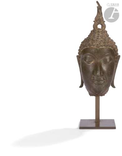 THAÏLANDE - XVIIe siècle Tête en bronze à patine brune de bouddha les yeux fermés, l'ushnisha se