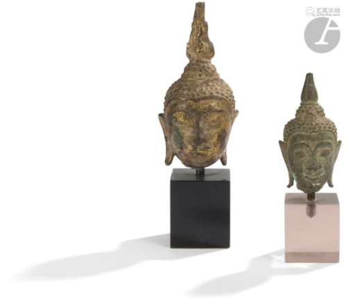 THAÏLANDE - XVIIe siècle Deux petites têtes de bouddha en bronze, dont une laquée or, les yeux mi-