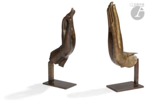 THAÏLANDE - XVIIe et XIXe siècle Deux mains de bouddha en bronze, l'une à patine brune en vitarka