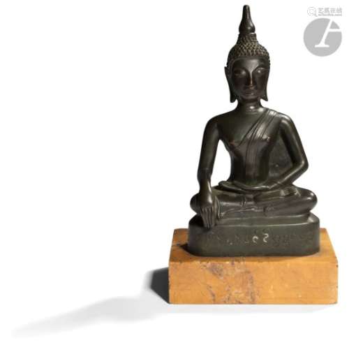 THAÏLANDE - Vers 1900 Statuette de bouddha en bronze à patine brune assis en padmasana sur le