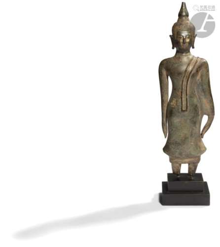LAOS - XVIIe siècle Statuette en bronze à patine brune et verte à traces de laque or de bouddha