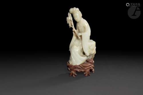 CHINE - XIXe siècle Statuette en néphrite sculptée de jeune femme assise sur un rocher, souriante,