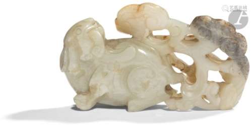 CHINE - XIXe siècle Groupe en néphrite céladon rouille, lapin tenant une importante branche de