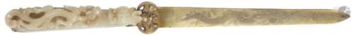 CHINE - XIXe siècle Coupe-papier en laiton, le manche agrémenté d'une fibule en néphrite blanche