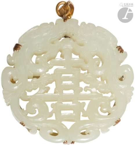 CHINE - XIXe siècle Pendentif en forme de médaillon monté en broche, en néphrite blanche sculptée et