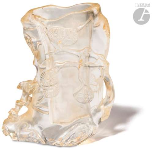CHINE - XIXe siècle Petit vase en cristal de roche formant rocher à décor sculpté en relief de