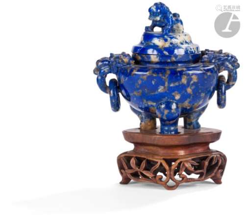 CHINE - XXe siècle Petit brûle-parfum tripode en sodalite, les anses en forme de têtes de dragons