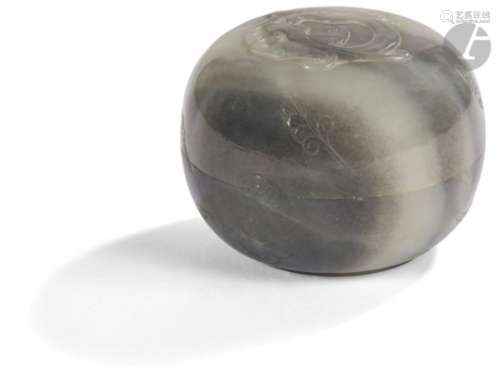 CHINE Petite boîte ronde en agate grise à décor sculpté en léger relief de qilong sur le couvercle