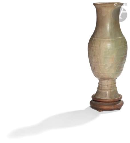 CHINE Vase balustre à col ouvert sur piédouche en néphrite verte sculptée de style archaïque à décor