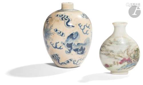 CHINE - XIXe siècle Deux flacons tabatière, l'un balustre en porcelaine tendre à décor en bleu