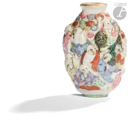 CHINE - XIXe siècle Flacon tabatière en porcelaine moulée à décor émaillé polychrome et or des dix-