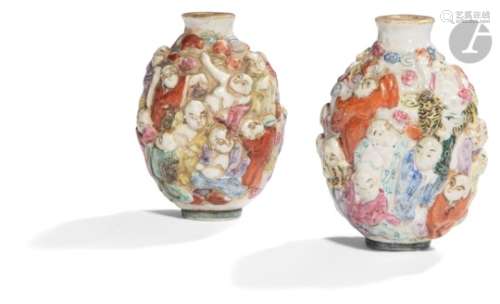CHINE - XXe siècle Deux flacons tabatière en porcelaine moulée émaillée polychrome et or à décor des